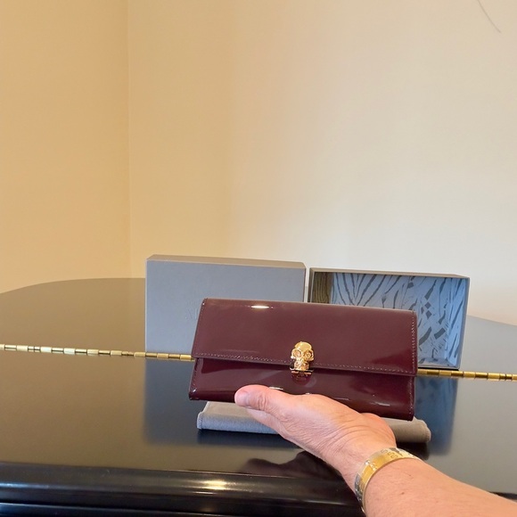 NWT Luxury RARE Chic Authentic Alexander McQueen Patent Leather Skull Wallet - Picture 4 of 17